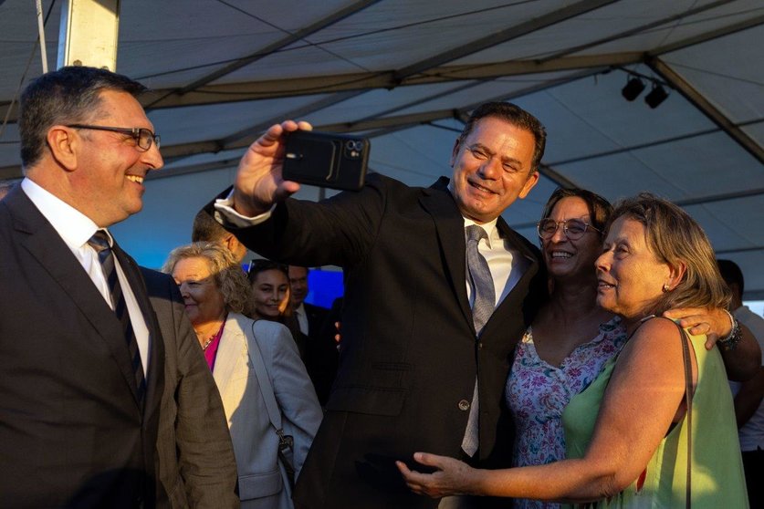 Primeiro-Ministro Luís Montenegro com cidadãs na inauguração do Laboratório de Inovação e Sustentabilidade Alimentar do Instituto Politécnico do Cávado e do Ave, Esposende.