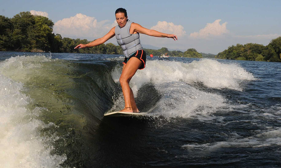 La portuguesa Tara Yara vencedora de wakesurf femenino en Tui. JACOBO PEREIRA.