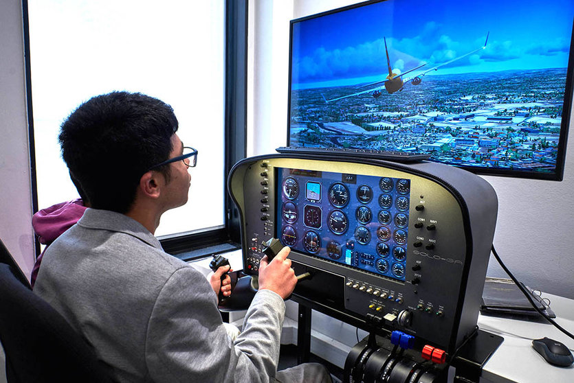 Con simuladores de vuelo de última generación, la Aula Newton en Galicia ofrece a los jóvenes una experiencia educativa única, combinando la teoría con la práctica para despertar su interés por las carreras STEM.