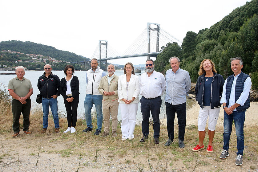 La vicepresidenta de la Diputación de Pontevedra y Diputada de Deportes, Luísa Sánchez,; y el Jefe del Servicio de Provincial de Deportes de la Xunta de Galicia, Daniel Benavides, los que han acompañado al presidente Federativo, Manuel Villaverde; el del Clúster, Celso González; y los presidentes José Antonio Portela, del Real Club Náutico de Vigo; Miguel Pereira, del Liceo Marítimo de Bouzas; José Luís Videira, del Club Náutico San Adrián de Cobres; y Genoveva Pereiro, representante del Monte Real Club de Yates de Bayona; así como del Real Club Náutico Rodeira de Cangas; el Club Social Moaña Mar; y el Club Marítimo de Canido.