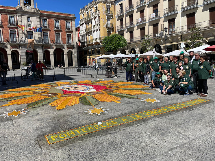 Todos los alfombristas que colaboraron en la confección de la alfombra.