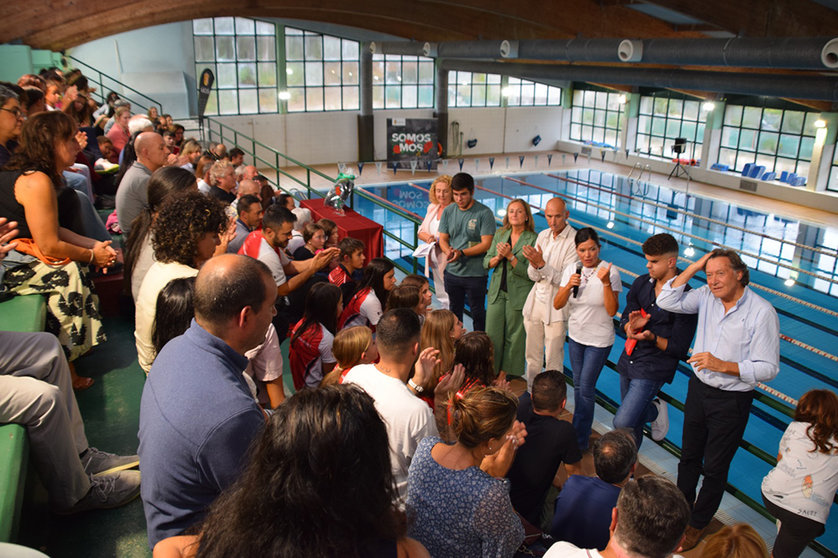 Mos recibe a Juan Ferrón, flamante portador dun Diploma Olímpico.