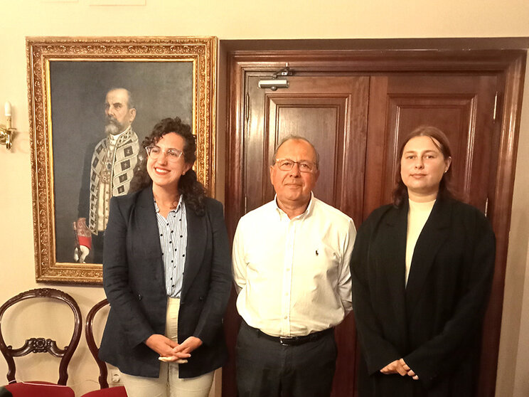 Miriam Elena Cortés fue presentada por Sara Carreño López, también profesora ayudante doctora de Historia del Arte de la USC, en una mesa que encabezó el presidente de la Real Sociedad Económica compostelana, Francisco Loimil Garrido.