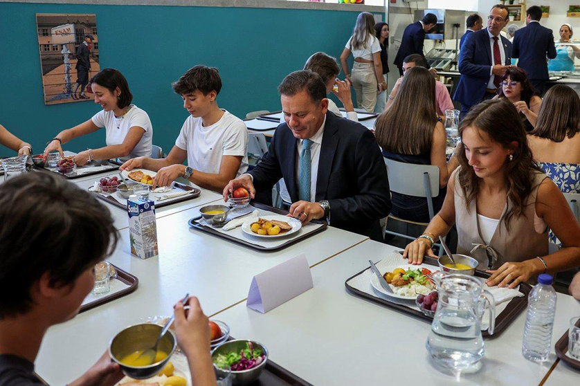 Primeiro-Ministro Luís Montenegro almoça com alunos na cantina da Escola Alves Martins, Viseu.