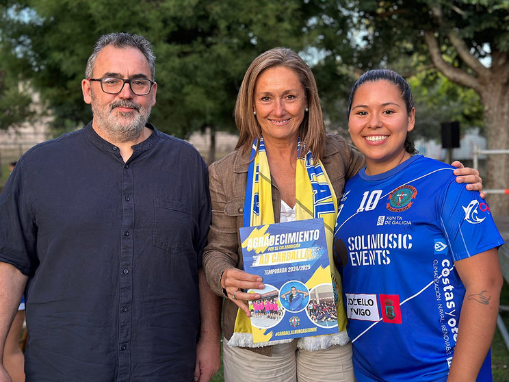 Luisa Sánchez participa en la presentación de equipos de la AD Carballal