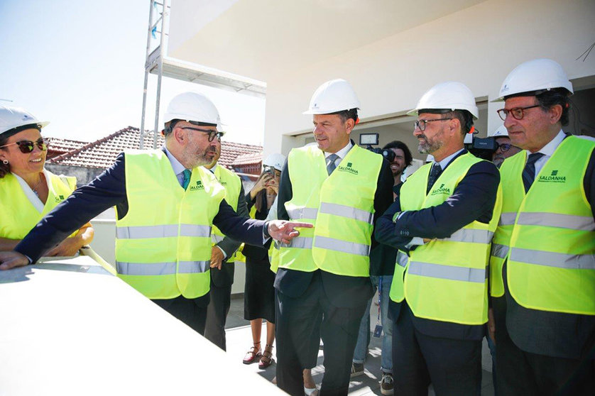 Primeiro-Ministro Luís Montenegro e Ministros Manuel Castro Almeida e Miguel Pinto Luz visitam habitações públicas em construção, Alcanena.