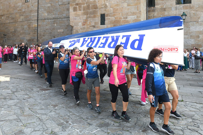 El director de Turismo de Galicia, Xosé Merelles, recibe junto a representantes de la S.D. Tirán al grupo de la Asociación de Persoas Afectadas de Cancro de Mama e Xinecolóxico (ADICAM) do Morrazo, que acaban de realizar la Ruta Traslatio remando en trainera.