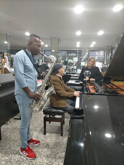 Leonardo Kindelan, músico cubano radicado en Galicia, fusionando su pasión por el jazz y la música popular con su talento internacional en la orquesta Los Satélites,