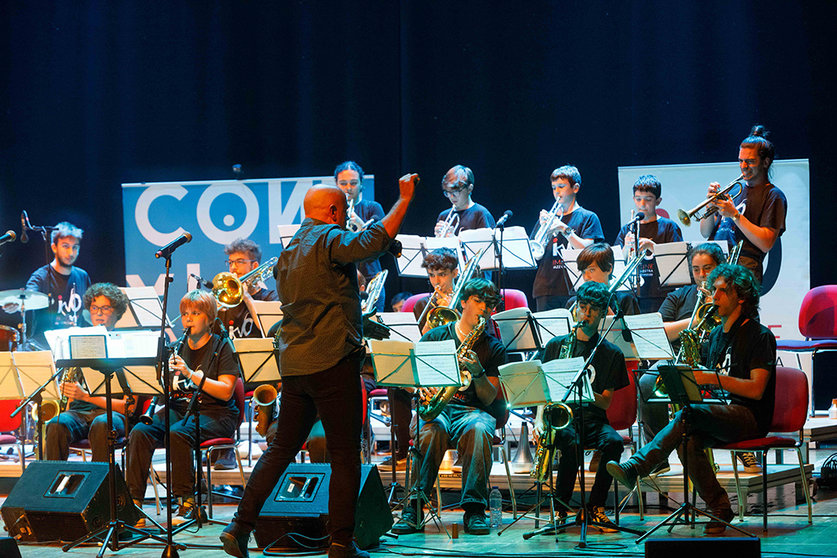 el II Encontro Conexións que dirige artísticamente Joan Chamorro y trae de nuevo a Vigo a la Dixie Band de Sant Andreu, a Edu Ferrer con un tributo a Frank Sinatra.