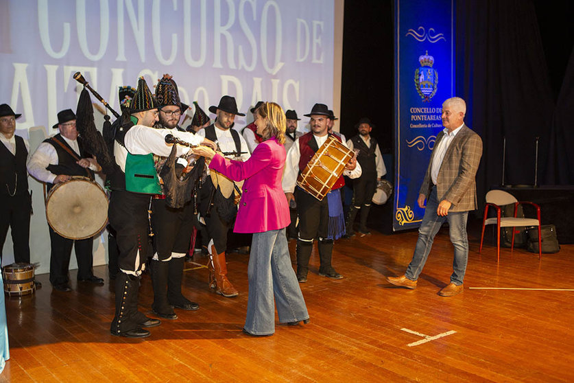 El grupo Redemuíños recibiendo el premio de manos de la alcaldesa, Nava Castro.