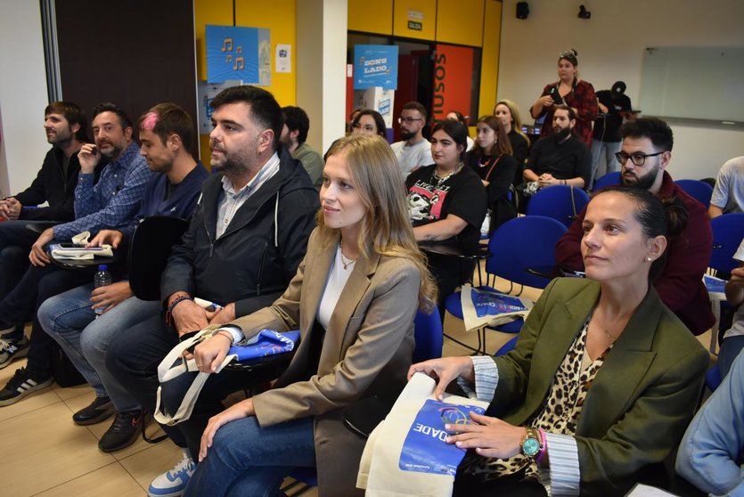 La directora xeral de Xuventude visita a los jóvenes que participan en la jornada 'Sonos ao lado', en el marco del proyecto Eurocidade 2030.