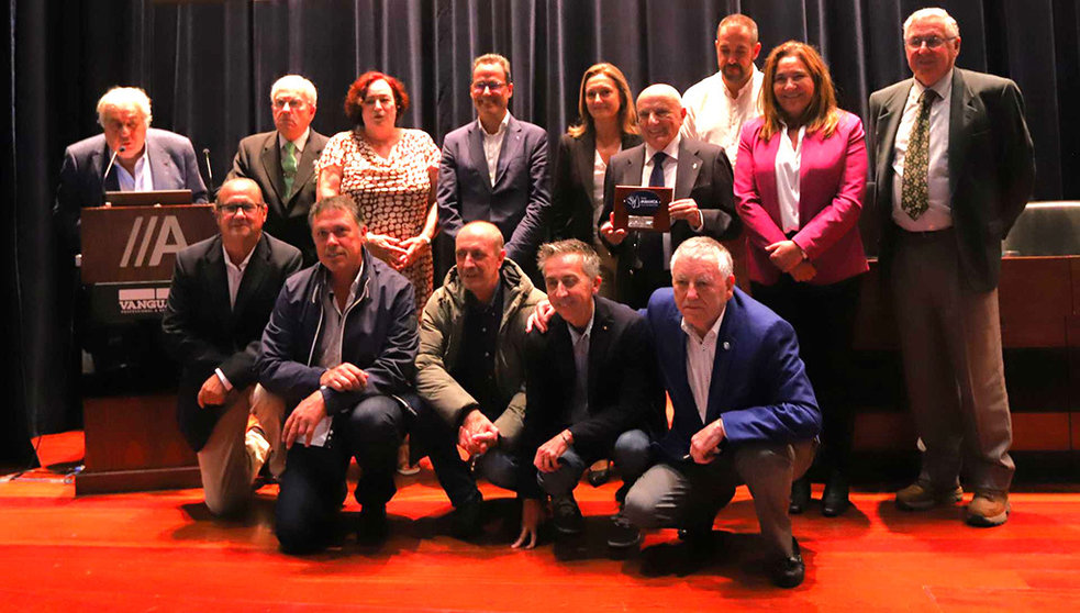 Fernando Navarrete ya como Comodoro de Honor de la Semana Abanca con el Comité Organizador y las autoridades. MOEBIUS