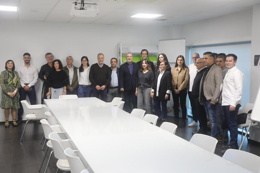 La conselleira de Economía e Industria, María Jesús Lorenzana, mantuvo un encuentro con empresarios del polígono empresarial de Ponte Caldelas