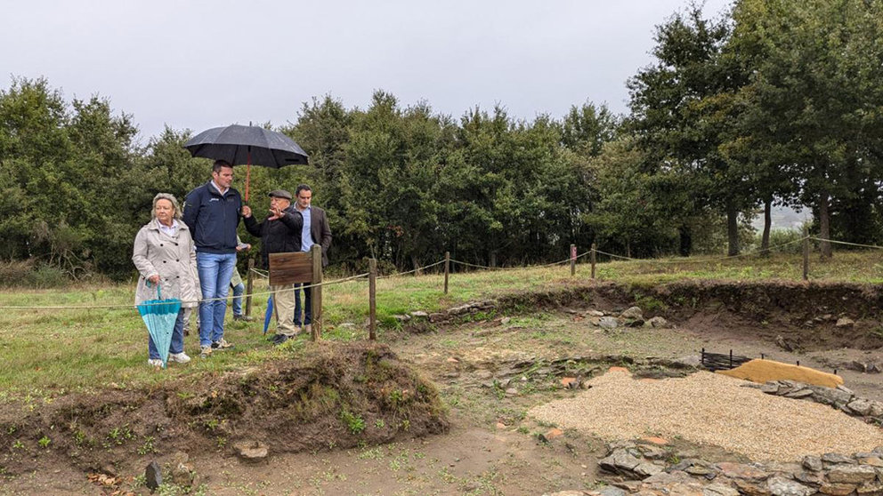 El conselleiro de Cultura, Lingua e Xuventude visitó el Castro de Doade, en Lalín, uno de los enclaves incluidos en las actuaciones del 2024 del Gobierno gallego.