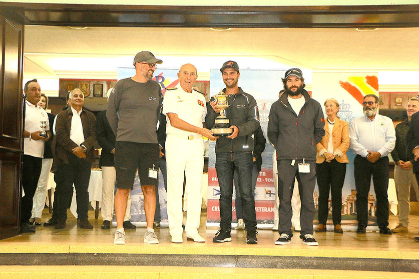 'Orión' fue el vencedor absoluto y de Clase 1, recibiendo su premio de manos del almirante Jaime Rodríguez-Toubes .