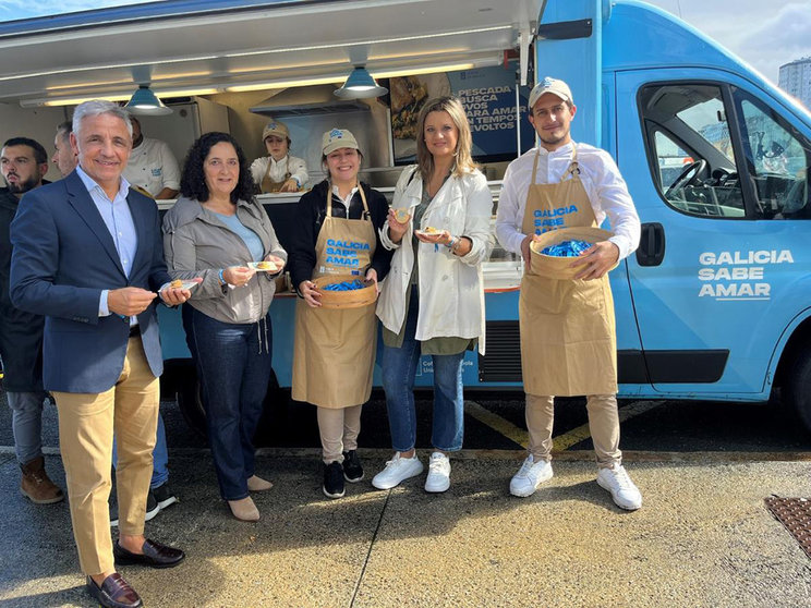 La delegada de la Xunta, Belén do Campo visitó la foodtruck de la campaña a su paso por A Coruña.