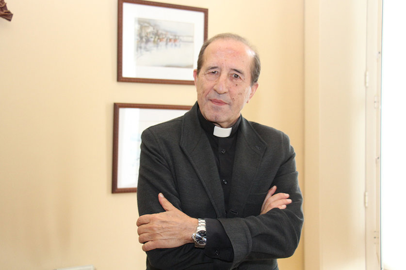 D. Ángel Marzoa en la casa rectoral de la parroquia de San Miguel de Ponteareas. ROBERTO LEDO.