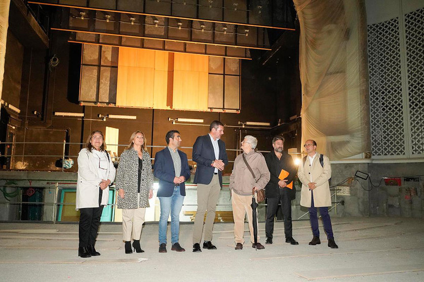 El conselleiro de Cultura, Lengua y Juventud y el presidente de la Diputación de Pontevedra visitaron el interior del emblemático inmueble vigués adquirido en verano con César Portela.