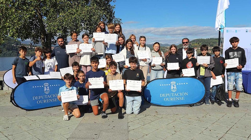 El preparador del Equipo Olímpico de España Ero Pons y Manuel Villaverde presidente de la Gallega, con los 30 asistentes al Clinic Aceites Abril. MOEBIUS.