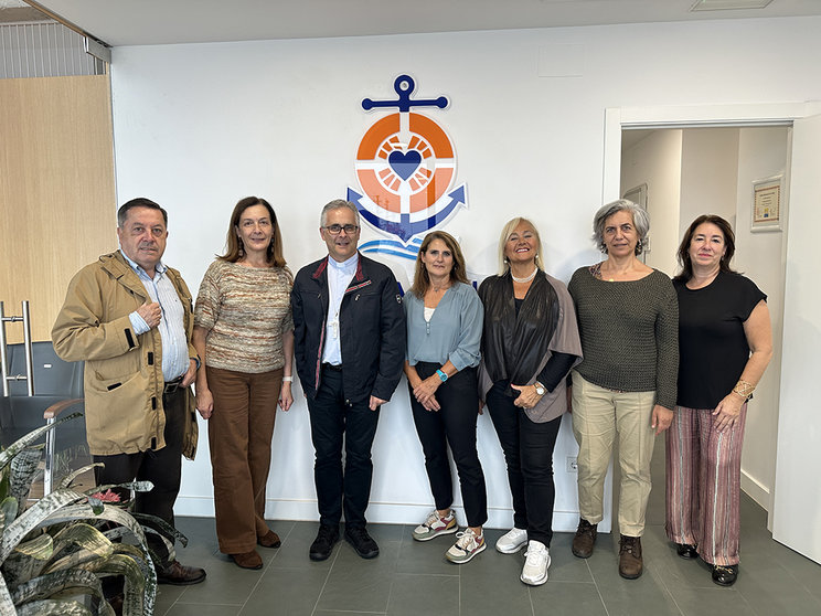 Encuentro con la delegacion de Stella Maris con el obispo y la directora del Centro Mariel Larriba.