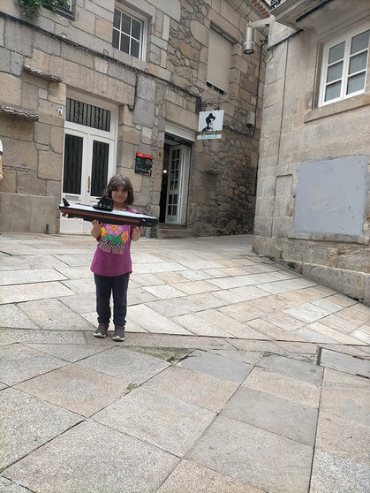 Xiomara Torres  e a maqueta do submariño,  no Camiño portugués.