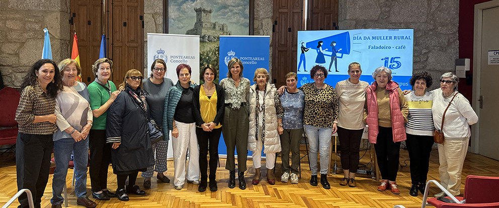 La alcaldesa Nava Castro con las mujeres rurales.