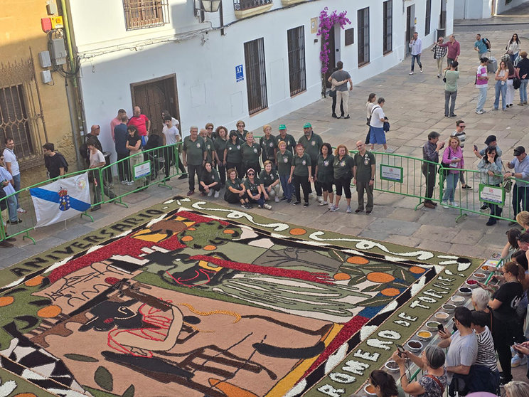 La alfombra confeccionada en Córdoba y los alfombristas ponteareanos.