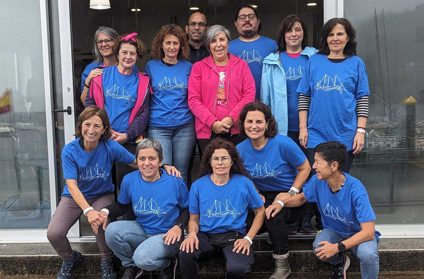 La tripulación de la trainera BCS de Tirán. Merchi, Araceli, Isabel, Diana, María José, Lucía, Paz, Isa Ros,  Elvira, Nardi, Elisa, Tere y Adrián. MOEBIUS.