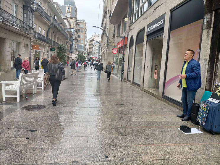 Fausto recibe con música a los cruceristas que desembarcan en Vigo.