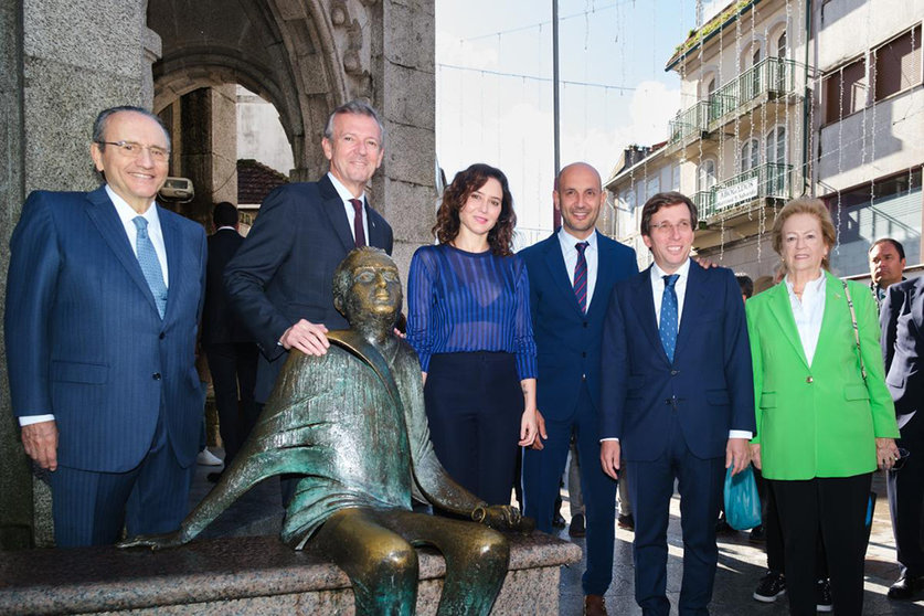 El presidente del Gobierno gallego asiste a unas jornadas por el 150º aniversario del nacimiento del arquitecto acompañado de la presidenta de la Comunidad de Madrid, Isabel Ayuso, y del alcalde madrileño, Almeida.