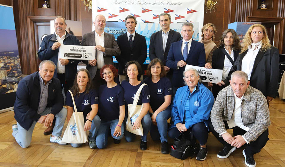 Autoridades y Organización con componentes del Bolboreta y Auga de La Coruña. MOEBIUS.