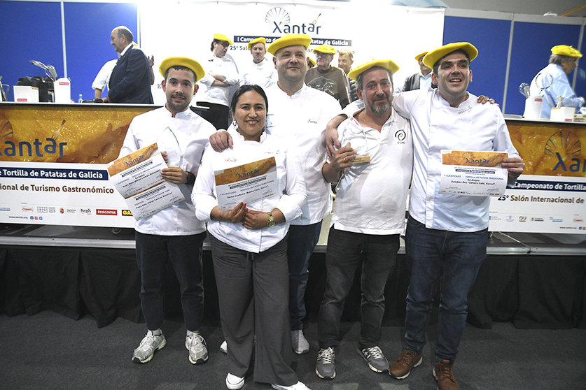 Ramón Rodríguez, de Restaurante O Cabo en A Coruña, gana el 1º Campeonato de Tortilla de Patatas de Galicia, celebrado hoy en Xantar.