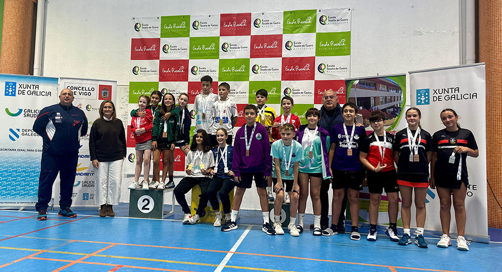 Luisa Sánchez celebra el ascenso del Club Rosalía de Castro en el Campeonato Gallego de Bádminton.