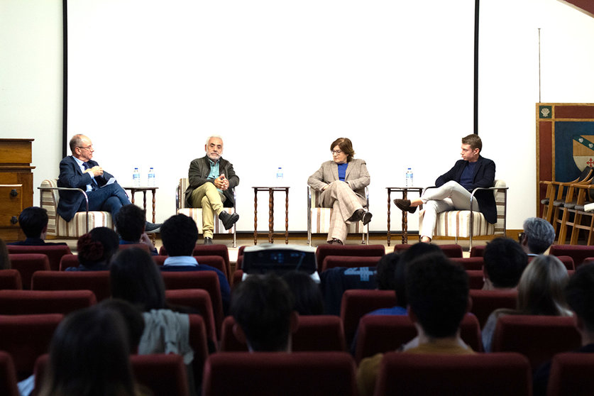 La tercera edición de las jornadas de Medicina en La Estila se centró en la formación integral de los médicos, buscando un equilibrio entre los conocimientos técnicos y la atención humanizada al paciente.