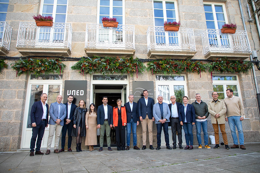 Acudieron a la inauguración por parte de la Xunta de Galicia, Alfonso Rueda; el Conselleiro de Cultura, José López, el delegado da Xunta en Pontevedra, Agustín Reguera e el presidente de la Deputación de Pontevedra, Luis López.