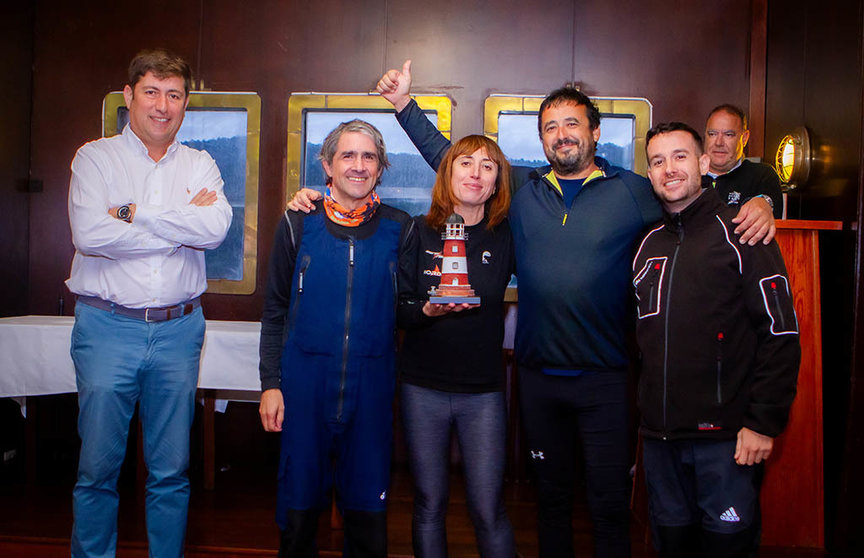 Tripulación del 'Vagalume' ganador absoluto y de la Clase 1, recibiendo su trofeo.