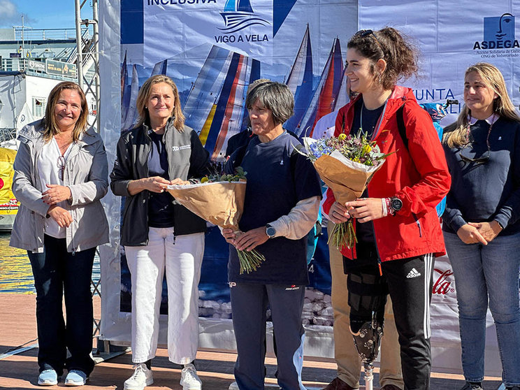 La vicepresidenta Luisa Sánchez participa en la tercera edición de la regata inclusiva 'Vigo a Vela'.