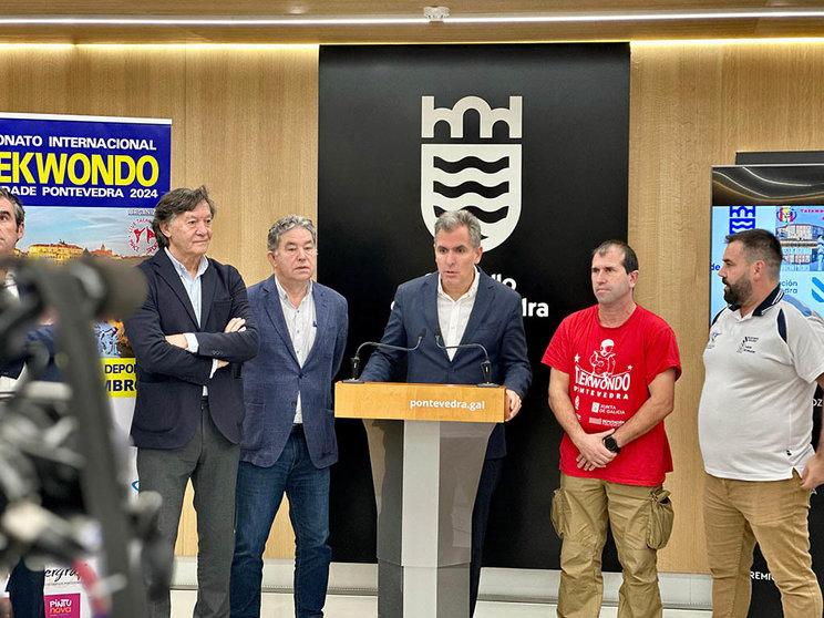 El vicepresidente de la Deputación de Pontevedra, Rafa Domínguez, participa en la presentación del Campionato de Taekwondo XXVI Cidade de Pontevedra.