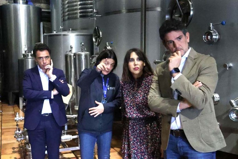 La 
conselleira de Economía e Industria, María Jesús Lorenzana, acompañada por Javier Arias Fouz, delegado territorial de la Xunta en Lugo y Juan Luis Méndez-Rojo, CEO de ViniGalicia.