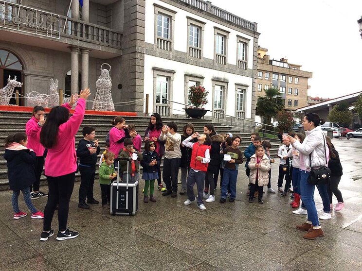 Una despedida de Año adaptada a los más pequeños que participaban en el campamento de conciliación en la plaza del Concello. ARCHIVO.