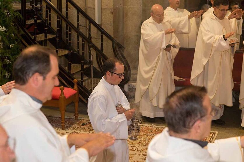 Acolito con el incensario, durante una eucaristía en la catedral de Tui.