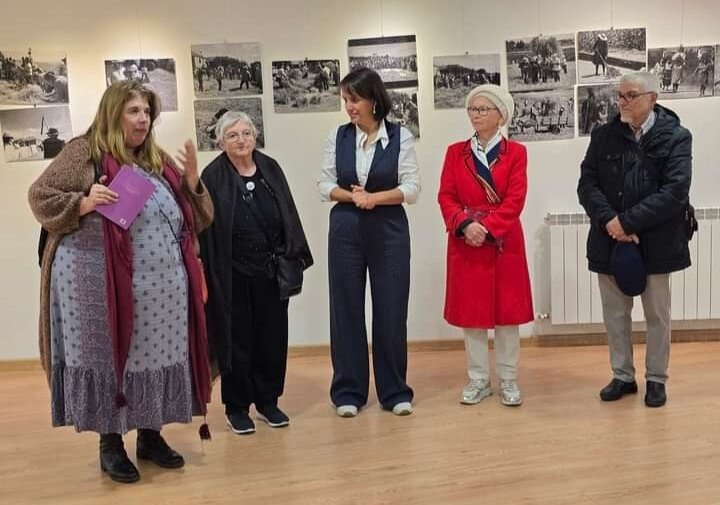 Mercedes Vázquez Saavedra, Mestra da Memoria, preséntanos en Bandeira un tesouro etnográfico a través da súa lente, capturando a esencia do traballo no campo galego.