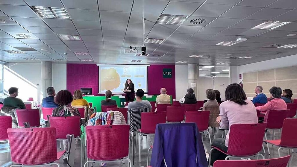 Enalta y la UNED unen fuerzas para combatir la soledad, organizando un curso que busca concienciar sobre esta problemática y ofrecer herramientas para prevenirla, especialmente entre los jóvenes.