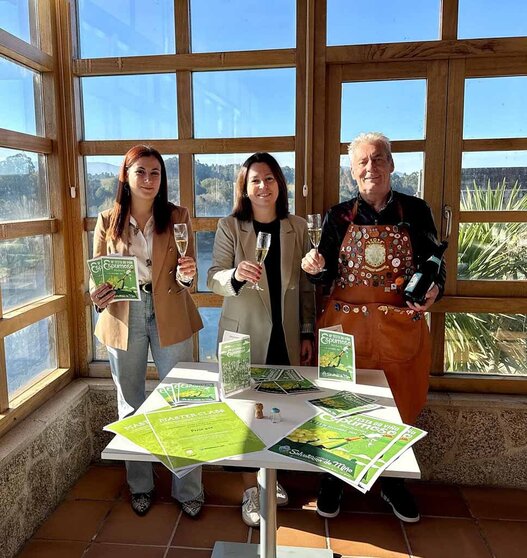 Lorena Soto, edil de Cultura; la alcaldesa de Salvaterra, Marta Valcárcel; y el Gran Mestre da Confraría do viño do Condado do Tea y espumosos, Antonio Alén.