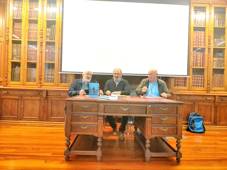 Xosé Luís Méndez Ferrín, acompañado dos presentadores do seu libro.