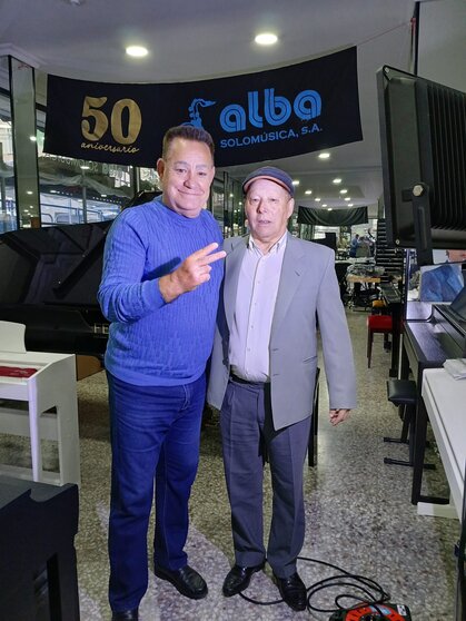 Fausto, tenor con Aladino Barros, músico y fundador de AlbaSolomusica, en la tienda de instrumentos, fundada hace medio siglo.