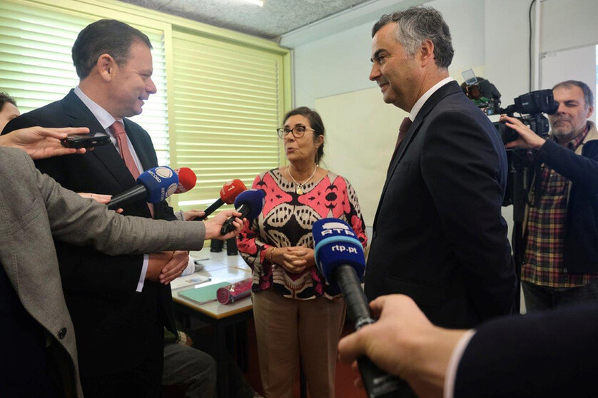 Primeiro-Ministro Luís Montenegro e Ministro da Educação, Ciência e Inovação, Fernando Alexandre, conversam com professora, Escola Secundária D. Dinis, Lisboa.