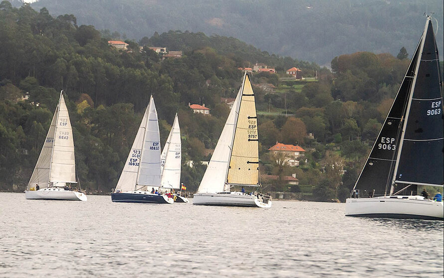 : Parte de la Flota en la primera jornada navegando con poco viento. ISMA FERRADÁS.