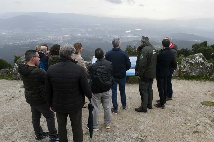 El presidente de la Xunta,Alfonso Rueda, acompañado por la conselleira de Medio Ambiente e Cambio Climático, Ángeles Vázquez, visita o Parque Natural do Monte Aloia en Tui. en el Centro de Interpretación do Parque Natural do Monte Aloia.