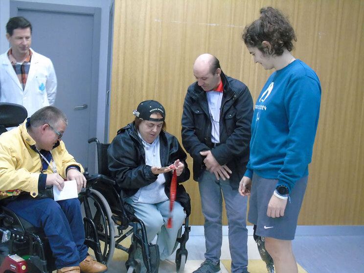 La medallista paralímpica Judith Rodríguez ha presidido la celebración del Día de la Discapacidad en el Hogar San Rafael de Vigo.